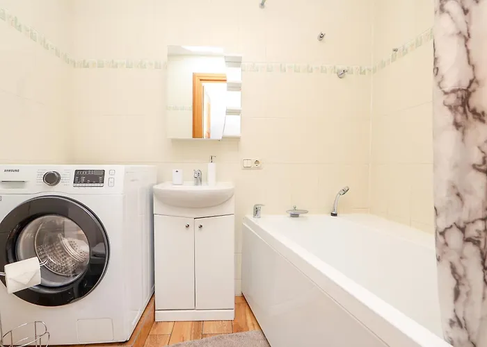 Cohost I City Centre Apt With River View