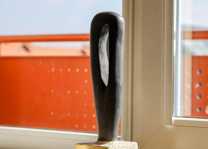 Cohost I City Centre Apt With River View